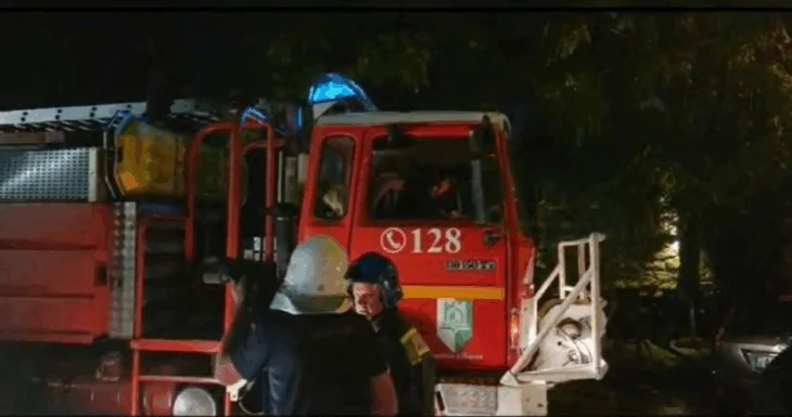 Zjarr në një pallat në Lushnje, katër persona dërgohen në spital