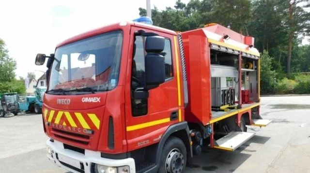 Zjarr në zemër të Elbasanit, flakët ‘përpijnë’ godinën pranë bashkisë (Detaje)