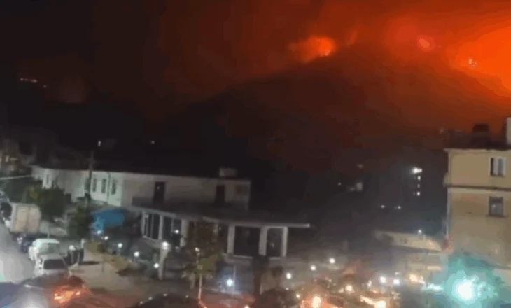 Zjarret masive në Delvinë/ Natë makthi për banorët, shkrumbohen 5 banesa! 10 persona kërkojnë ndihmë mjekësore nga asfiksia