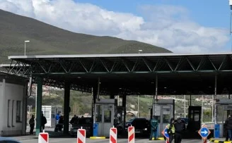 Zjarret masive/ Vendi fqinj mbyll pikën e rëndësishme kufitare, ja çfarë po ndodh