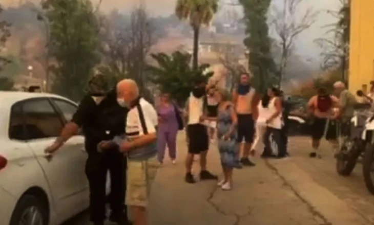 Zjarret në Greqi detyrojnë evakuimin e një spitali fëmijësh dhe të një azili pleqsh në Patras (Video)