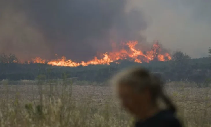Zjarret përhapen me shpejtësi në jug të Francës, një viktimë dhe 11 mijë hektarë tokë e shkrumbuar
