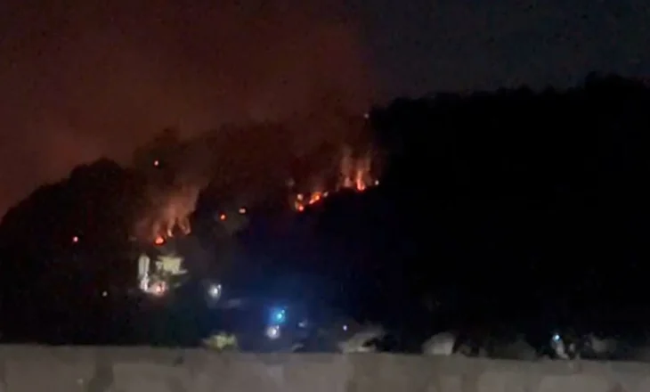 Zjarri jashtë kontrollit në Poliçan, flakët i afrohen spitalit të qytetit
