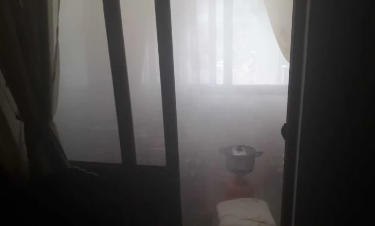 Zjarri ’mbërthen’ apartamentin në Vlorë, nuk dihen ende shkaqet
