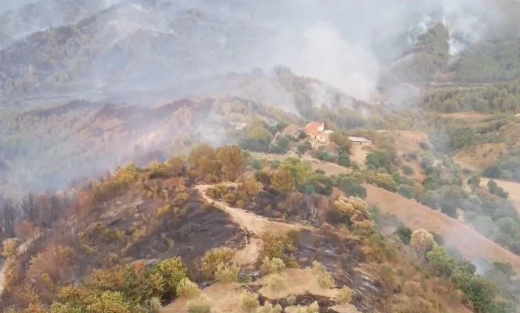 Zjarri në Gramsh, rreth 40 banesa të shkrumbuara nga flakët! Banorë të evakuuar dhe frikë për vatra të reja 