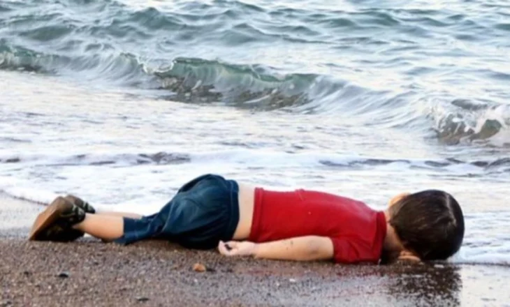 10 vite nga imazhi që tronditi botën! Trupi i 3-vjeçarit Alan Kurdi dhe një det që nuk ndalet së marrë jetë