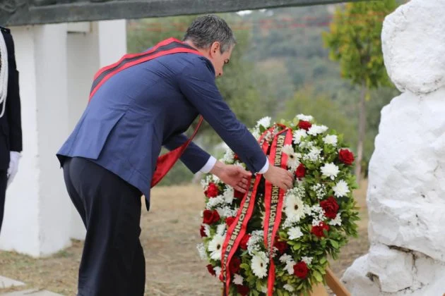 105 vjetori i luftës së Vlorës, vendosen kurora me lule në lapidarin kushtuar të rënëve