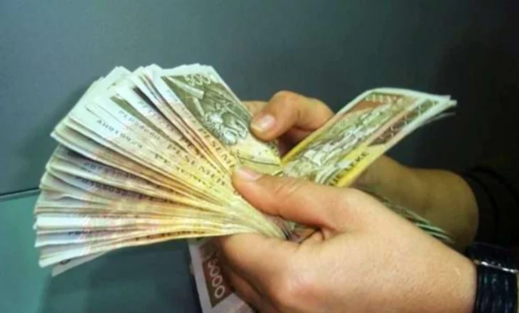4.8 mld euro “nën dyshek”/ Rritet sasia e parave jashtë bankave, njerëzit po mbajnë më shumë para cash