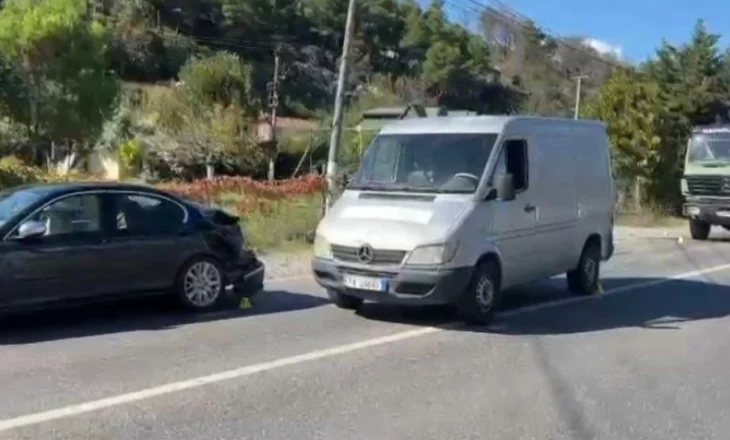 4-vjeçari përplaset nga makina në Fier, përfundon në spital