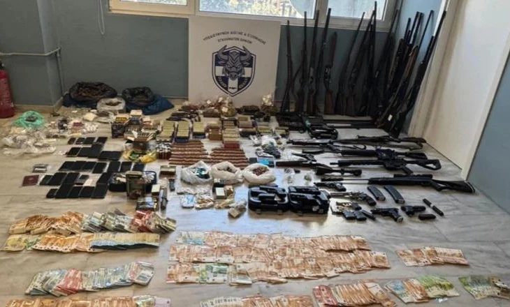 49 të arrestuar, shkatërrohet organizata mafioze në Greqi/ Zbulohet dhoma e mbushur me armë, drogë e para