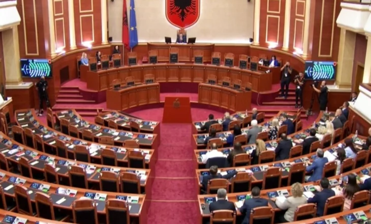 5 minuta seancë/ Socialistët zgjedhin kryetarët dhe anëtarët e Komisioneve Parlamentare, opozita sërish bojkot