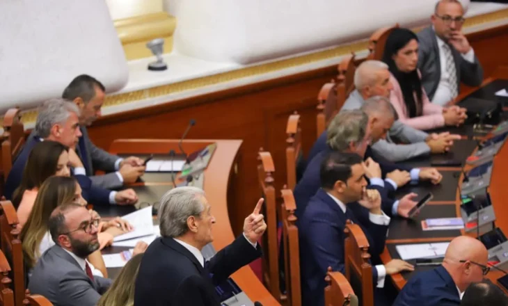 “A ke këshilltarë që të lexojnë Kushtetutën?”, Berisha akuza Peleshit: Sekretar mjeran i Ramës