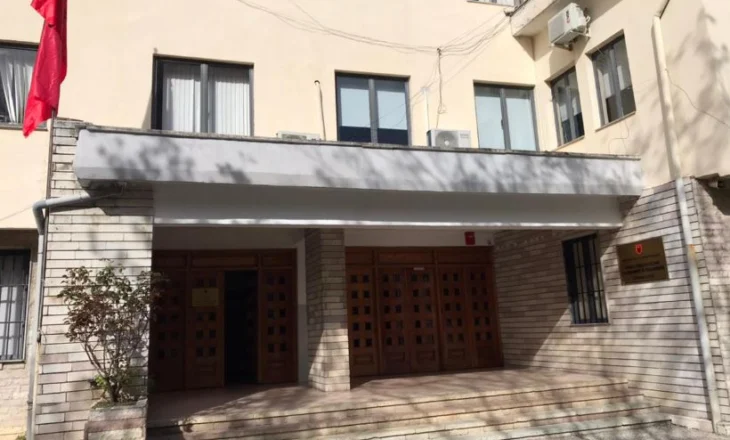 Abuzimi me 16-vjeçaren, gjykata “arrest me burg” për njerkun polic