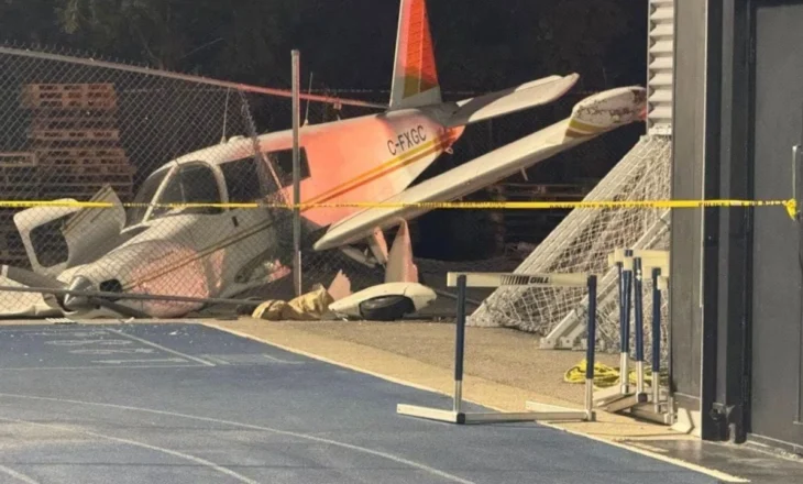 Aeroplani me tre pasagjerë rrëzohet pranë një shkolle të mesme në lindje të Torontos