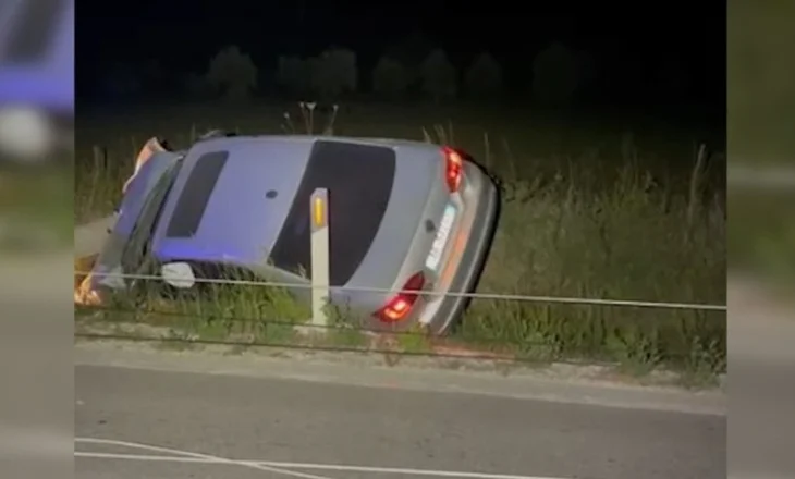 Aksident i rëndë/ Automjeti del nga rruga dhe goditet me shtyllën e tensionit, dy personat ndodhen në spital