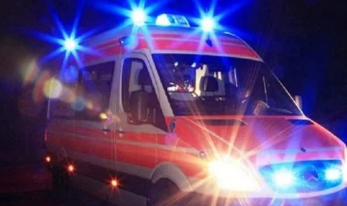 Aksident i rëndë në aksin Tiranë-Elbasan, makina del nga rruga dhe përmbyset (Detaje)