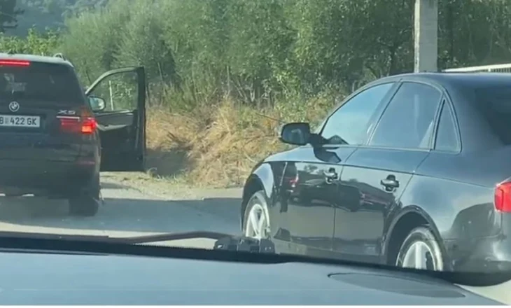 Aksident i rëndë në Elbasan, automjeti përfundon i përmbysur në mes të rrugës. Policia ende nuk ka mbërritur në vendngjarje