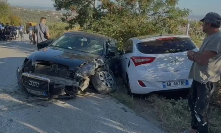 Aksident i rëndë në Fier, përplasen tre automjete. Një person përfundon në spital