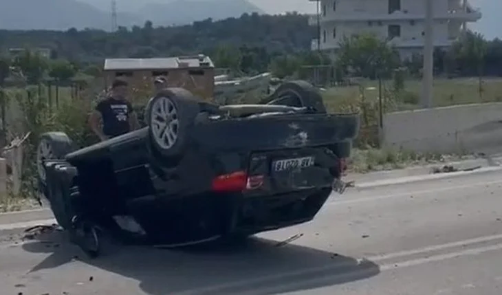 Aksident, makina përmbyset në mes të rrugës! Plagoset shoferi