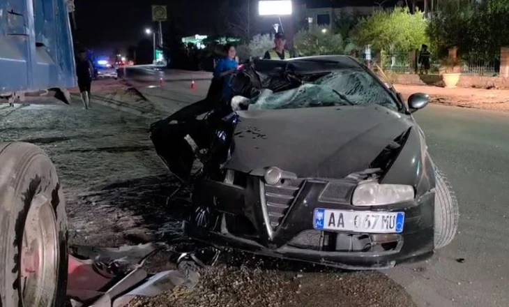 Aksident në aksin Fier-Patos, makina godet nga pas kamionin e parkuar, 2 të plagosur (VIDEO)
