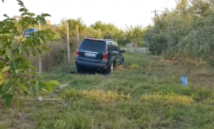 Aksident në aksin rrugor Lushnjë-Çermë, makina del nga rruga dhe përfundon në oborrin e një shtëpie