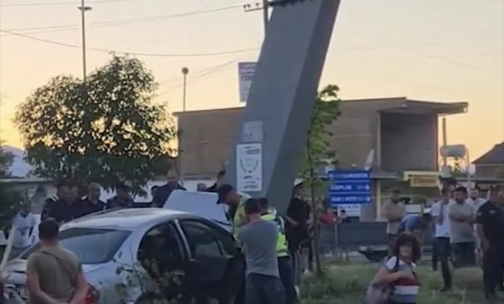 Aksident në aksin Shkodër- Han i Hotit, mjeti përplaset me shtyllën metalike, humbin jetën babë e bir