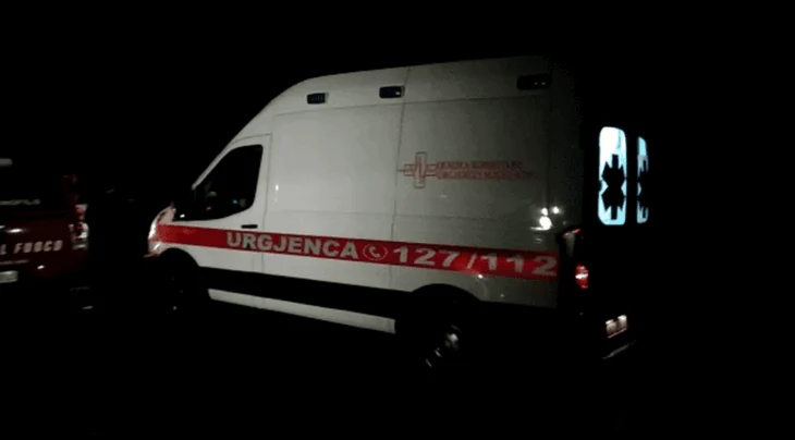 Aksident në aksin Tiranë–Elbasan/ Makina del nga rruga përplaset me barrierat mbrojtëse dhe përmbyset