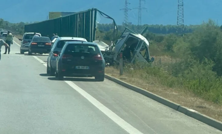 Aksident në autostradën Fier-Vlorë, makina përmbyset në rrugë
