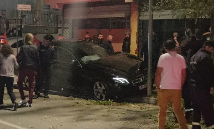 Aksident në Pogradec, “Benzi” me shpejtësi të lartë përplaset me pemët