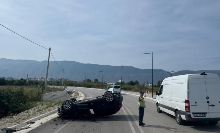 Aksident pranë Portit të Jahteve në Orikum, makina përmbyset në mes të rrugës, lëndohet shoferi