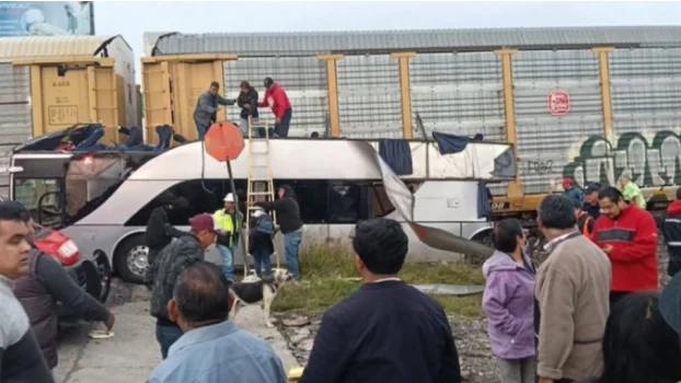 Aksident tragjik në Meksikë, treni përplaset me autobusin, 8 viktima dhe 45 të plagosur