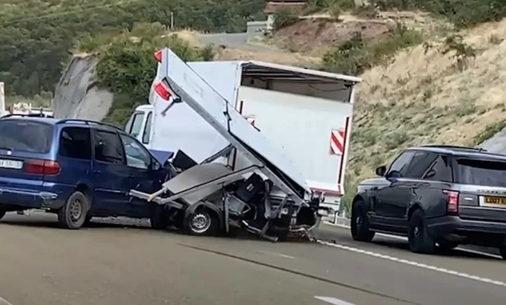 Aksident zinxhir në autostradën Shqipëri–Kosovë, 5 makina përplasen njëra pas tjetrës