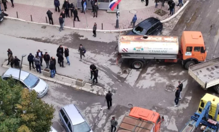 Aktakuzë për Sulm ndaj Policisë dhe Barrikada në Veri: Gjashtë të Pandehur për Granata, Armë Zjarri dhe Huliganizëm