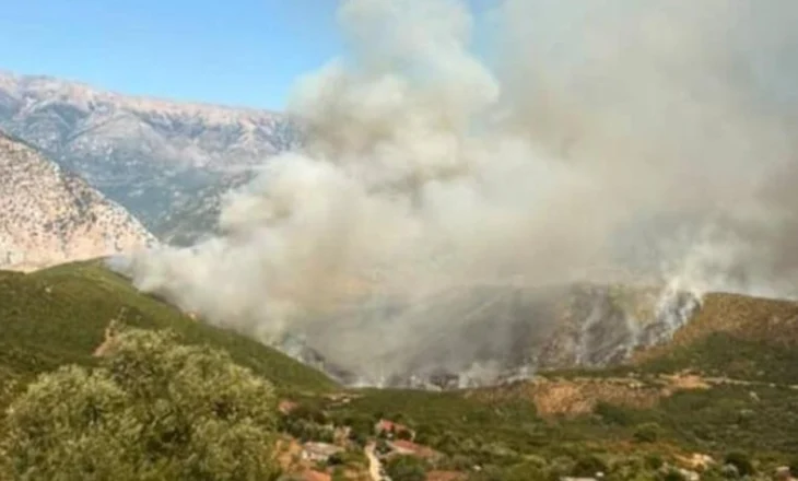 Alarmante situata në Sarandë! Flakët i afrohen Syrit të Kaltër, evakuohen me urgjencë turistët