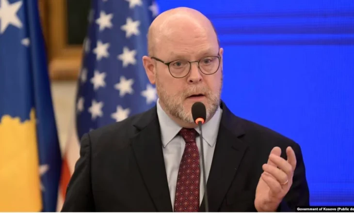 Ambasada amerikane akuzon dhe shkatërron Albin Kurtin