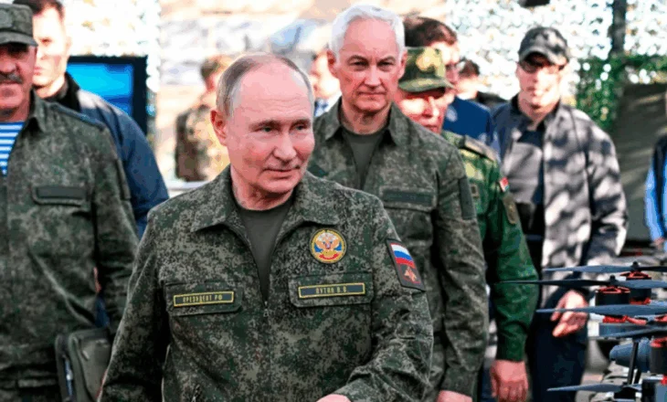 Analiza e Bloomberg/ Si Rusia ‘ushqen dhe ushqehet’ nga lufta, Moska arriti shifra rekord shpenzimesh dhe në eksport armësh
