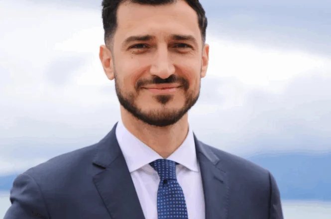 Andi Mustafaj ikën nga PD, i hap rrugën garës së lirë dhe transparencës