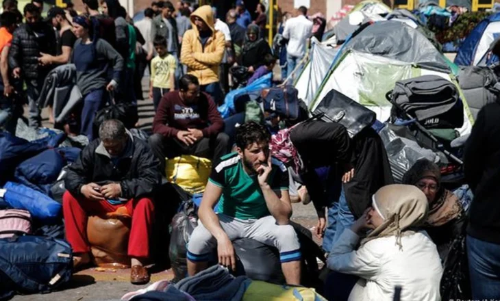 Anglia pezullon bashkimet familjare! Emigrantët përballen me masa të reja, ndryshojnë rregullat për azilkërkuesit