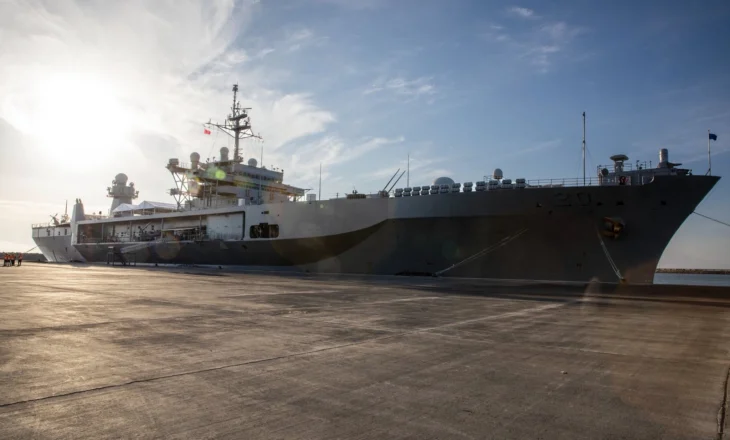 Anija luftarake amerikane bën ndalesën e parë në Porto Romano, ambasada e SHBA në Tiranë: Mirëpresim këtë fazë të re në modernizimin ushtarak të Shqipërisë