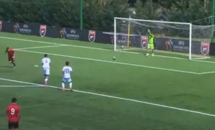 Arbitri dha penallti të padrejtë, futbollisti i Shqipërisë bën gjestin fantastik në vëllazëroren ndaj Kosovës (video)