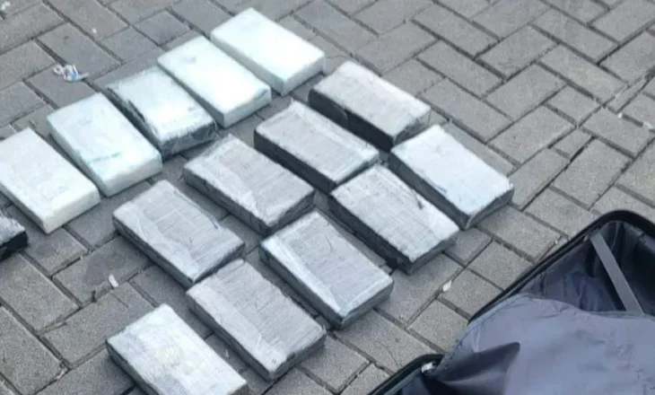 Arrestohen 3 shqiptarë në Spanjë, sekuestrohen 16 kg kokainë me vlerë më shumë se 500,000 euro