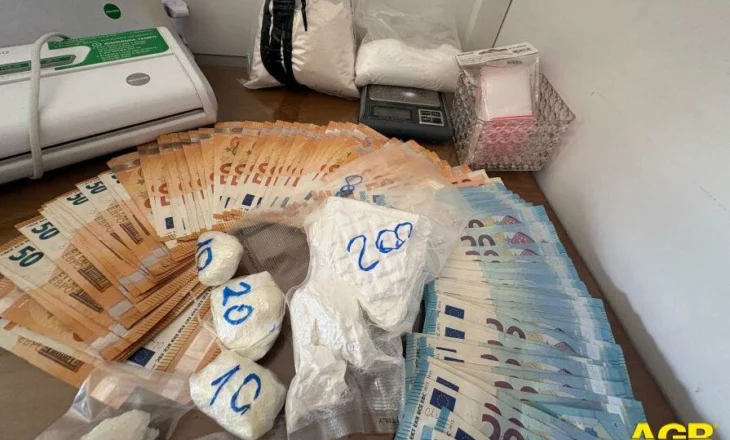 Arrestohet 40-vjeçari shqiptar/ Nën arrest shtëpiak shiste drogë nga dera, i gjendet mbi 1 kg kokainë dhe mijëra…