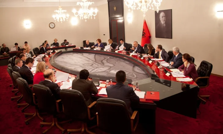 “Asgjë nuk ka ndryshuar”/ ‘Dukja’ e re e kabinetit, reagon gazetari: Ndryshimet e shpeshta në qeveri janë spektakël