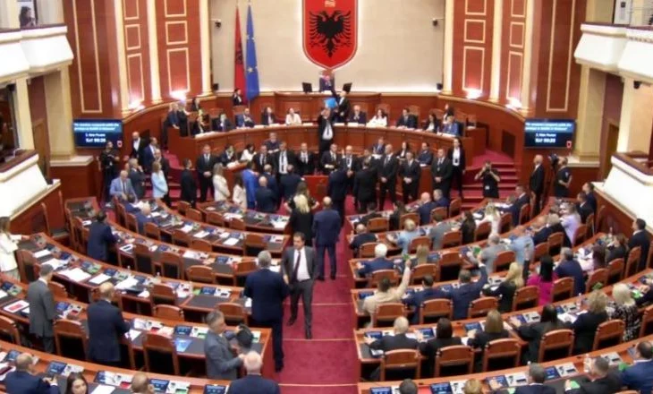 Asnjë nuk ndryshon/ Pak minuta seancë mes tensionesh, Kuvendi miraton programin e qeverisë Rama 4 pa diskutime