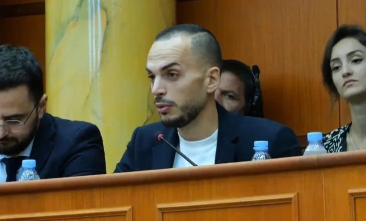 “Ata që dikur e adhuronin Veliajn, sot po i bëjnë ‘vdekjen politike’”/ Mbledhja e Këshillit, ironizon Jahelezi: Me…