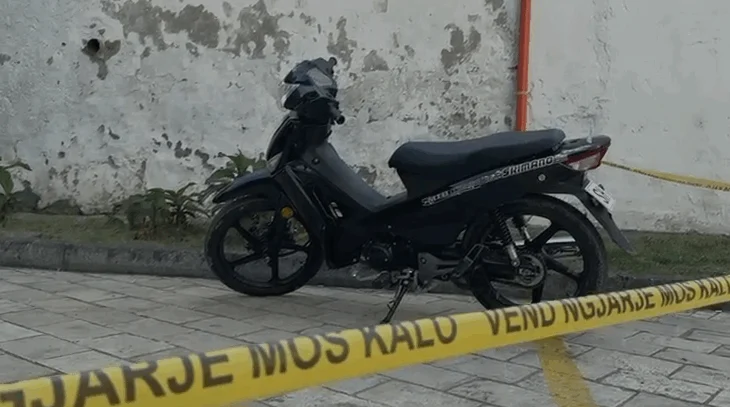 Atentati në Shkodër/ Autori i maskuar mbërriti me motor në lokal, pas largimit pësoi aksident! Kapet pas tentativës për t’u arratisur në lumin Kir