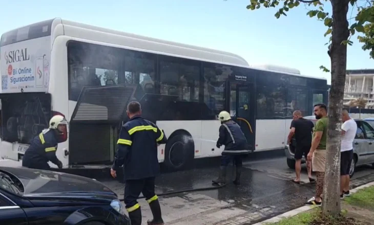 Autobusi i linjës urbane Durrës-Plazh merr flakë në lëvizje, dalin në kohë dhjetëra pasagjerët
