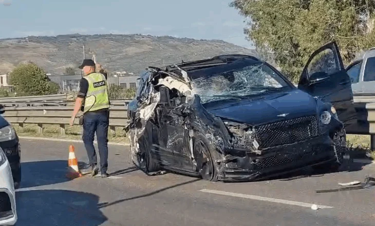 Autovetura përplaset me kamionin në Lushnjë, plagoset nëna me dy fëmijët
