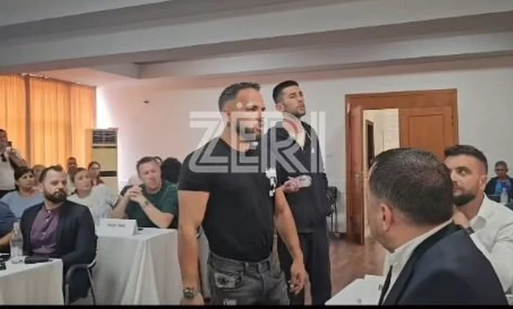 “Avash ti mo!”, qytetari ‘shqyen’ derën e Këshillit Bashkiak të Vlorës: Jeni të gjithë mashtruesa!
