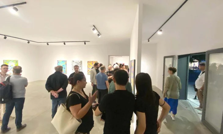 “Avatar City” një pasqyrë e varësisë nga rrjetet sociale, ekspozita me piktura në galerinë FAB